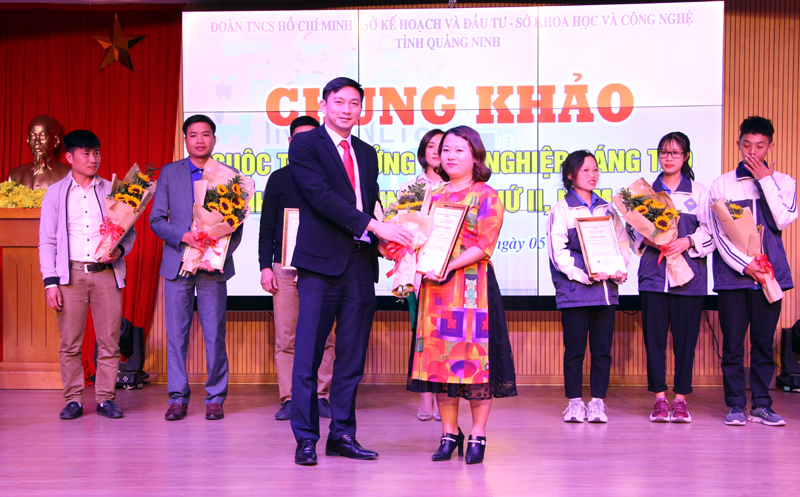  Bí thư Tỉnh Đoàn trao giải Nhất cuộc thi Ý tưởng khởi nghiệp sáng tạo năm 2019 cho tác giả Lê Thị Hải (huyện Đầm Hà).