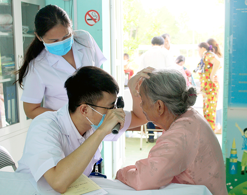 Người dân dân trên địa bàn xã Bắc Sơn, Hải Sơn (TP Móng Cái) được các bác sĩ của Bệnh viện Đa khoa tỉnh Quảng Ninh khám sàng lọc, tư vấn điều trị bệnh và phát thuốc miễn phí. 