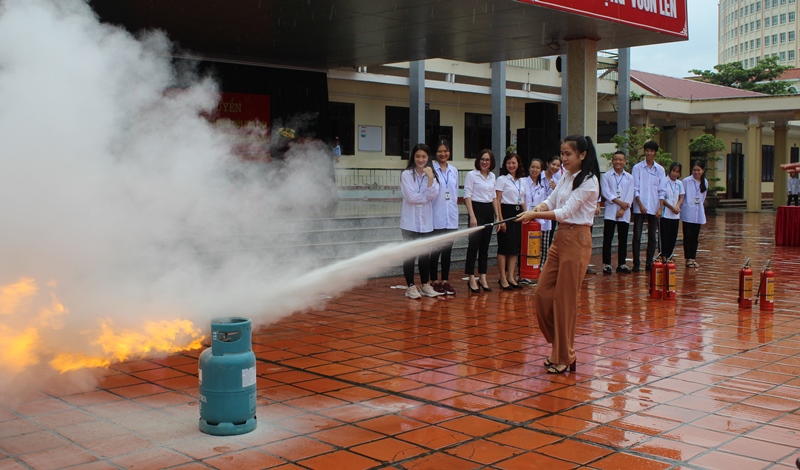 Thực hành sử dụng bình bột chữa cháy bình gas ở trường THPT Trần Phú .