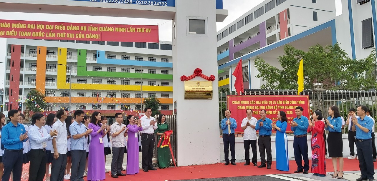 LĐLĐ tỉnh gắn biển công trình chào mừng Đại hội đại biểu Đảng bộ tỉnh Quảng Ninh lần thứ XV cho trường TH, THCS, THPT Lê Thánh Tông.
