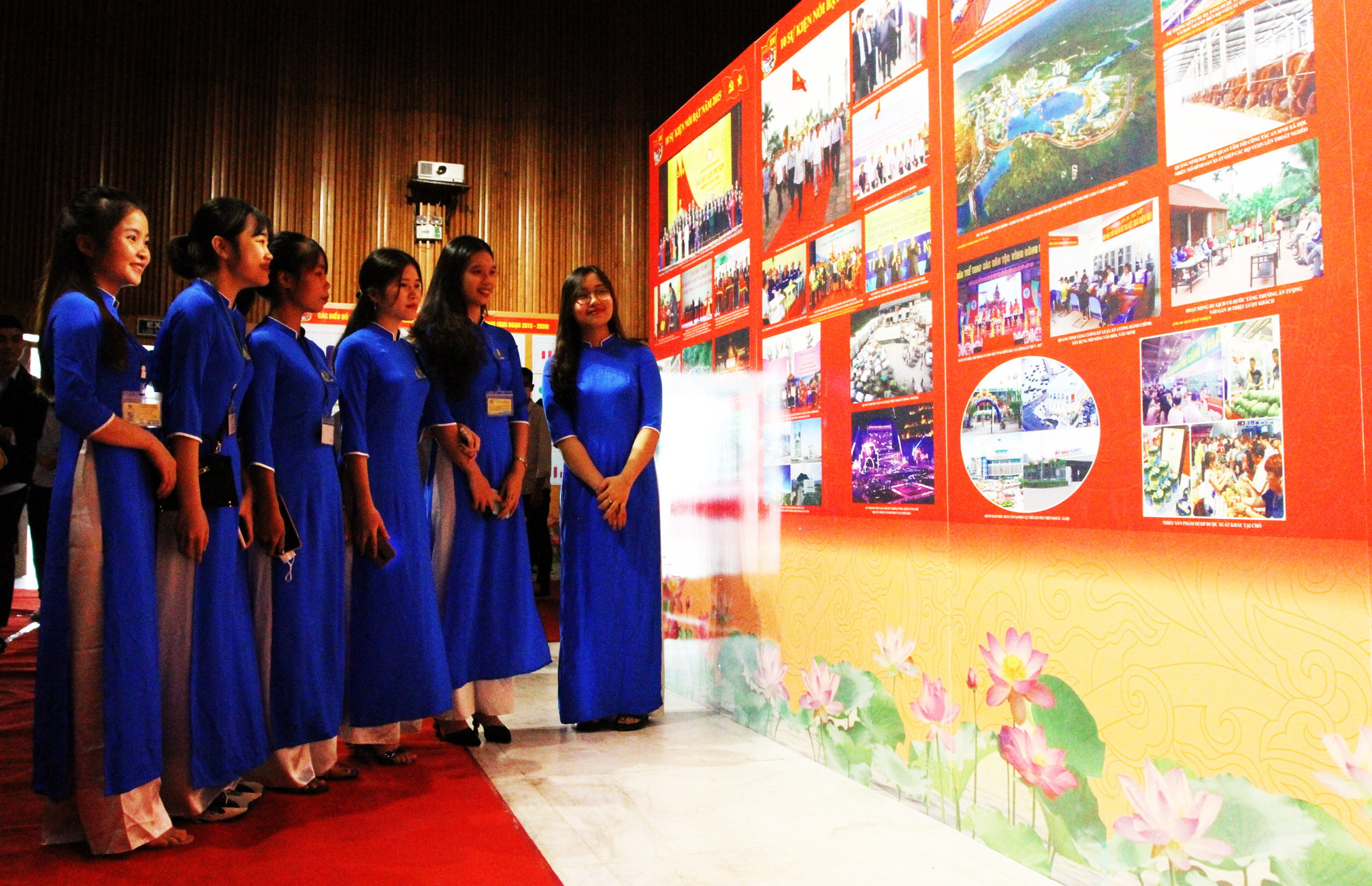 Sinh viên Trường Đại học Hạ Long tham quan không gian triển lãm.