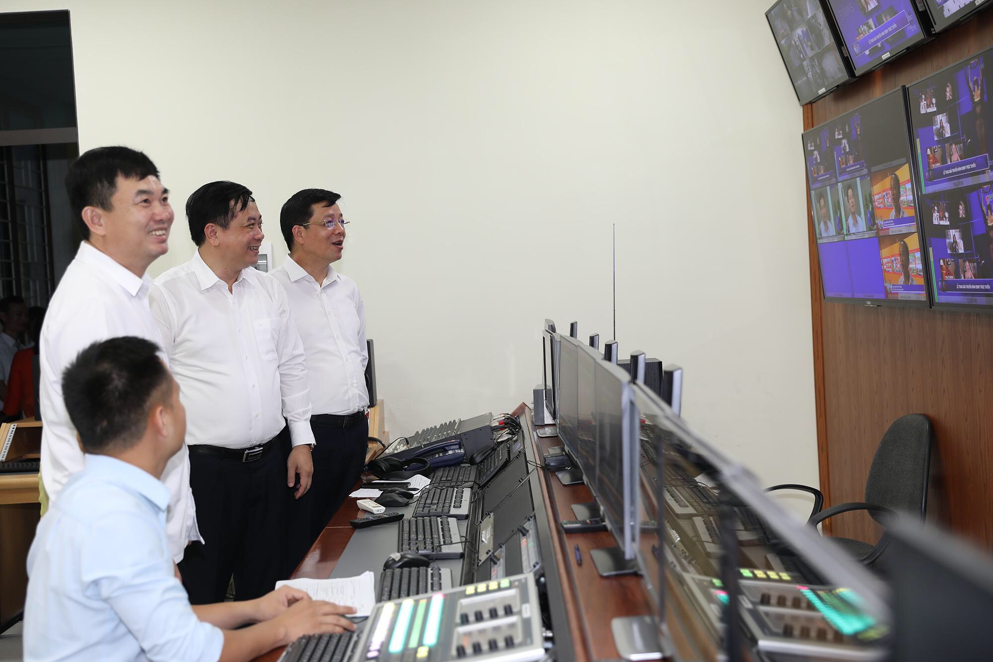 Đồng chí Ngô Hoàng Ngân, Phó Bí thư Thường trực Tỉnh ủy, tham quan hệ thống sản xuất chương trình tại Trung tâm Truyền thông Quảng Ninh