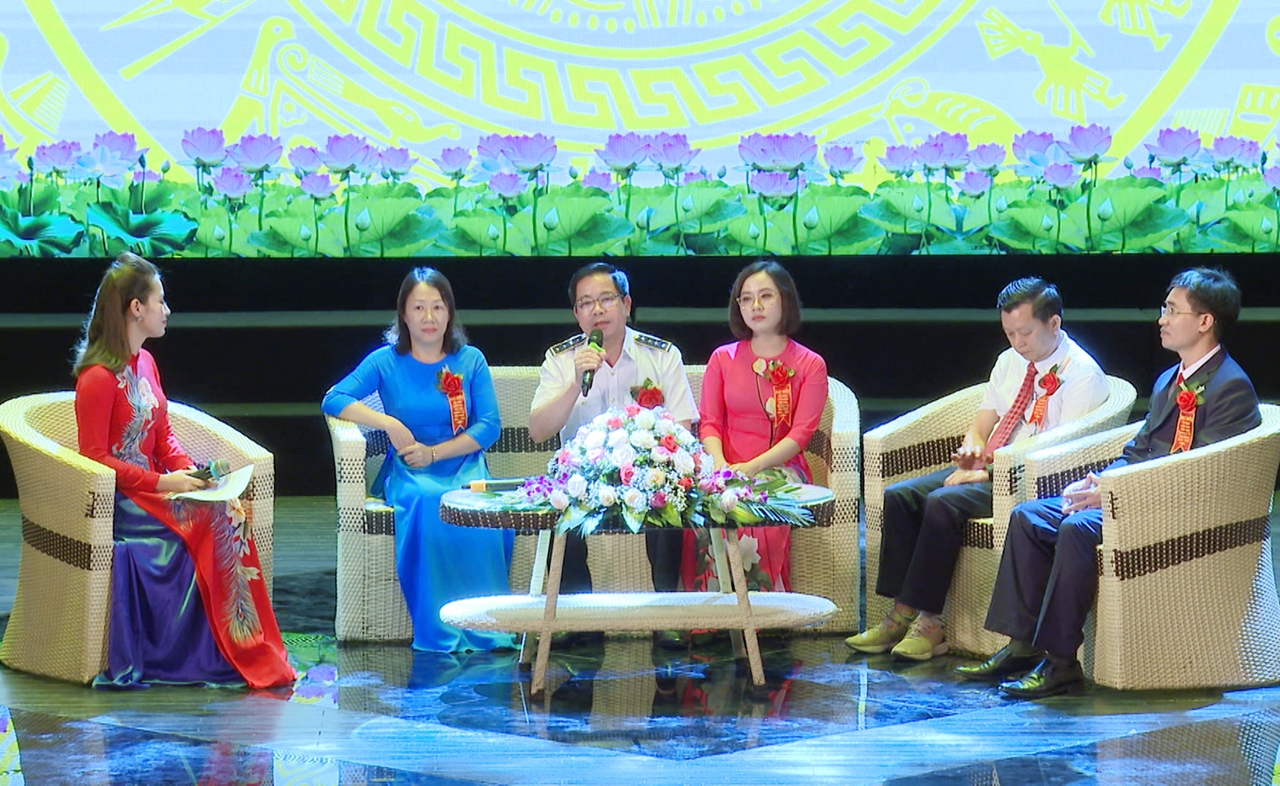 Bác sĩ Ngô Thị Phượng (thứ 2 từ trái sang) tham gia tọa đàm tại Hội nghị và là 1 trong 14 cá nhân nhận Bằng khen của UBND tỉnh tại Hội nghị Điển hình tiên tiến ngành Y tế, giai đoạn 2015-2020.