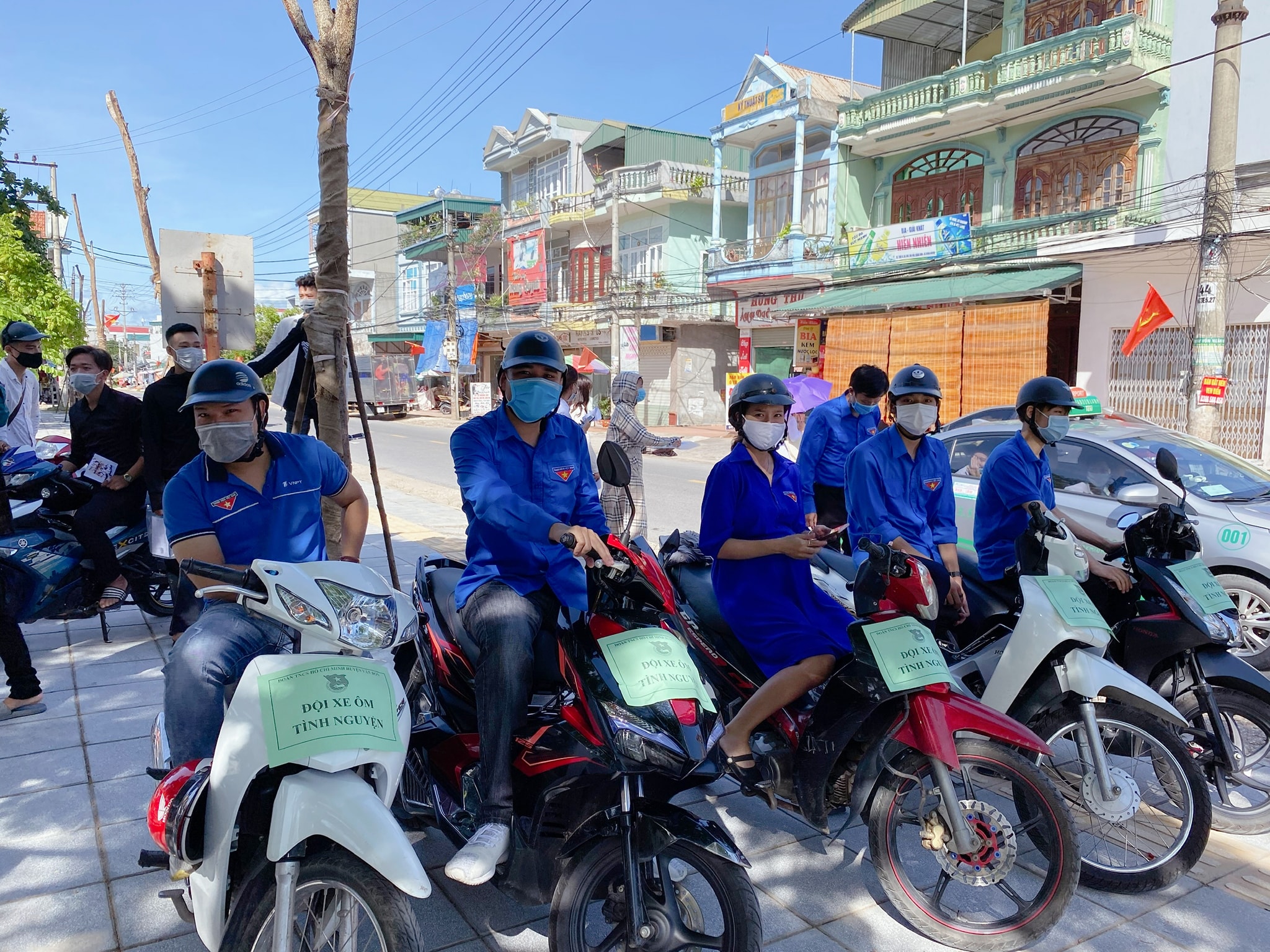 Đoàn viên thanh niên trên địa bàn thị trấn Cái Rồng (huyện Vân Đồn) tham gia hoạt động tiếp sức mùa thi năm 2020