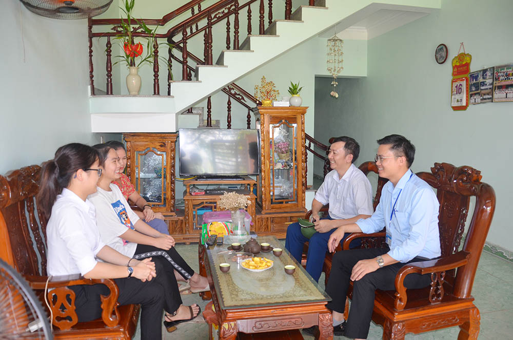 Ông Nguyễn Đức Toàn, (ngoài cùng bên phải) Bí thư Đảng ủy, Chủ tịch UBND xã Đông Ngũ, huyện Tiên Yên thăm hỏi gia đình hiếu học trên địa bàn xã.