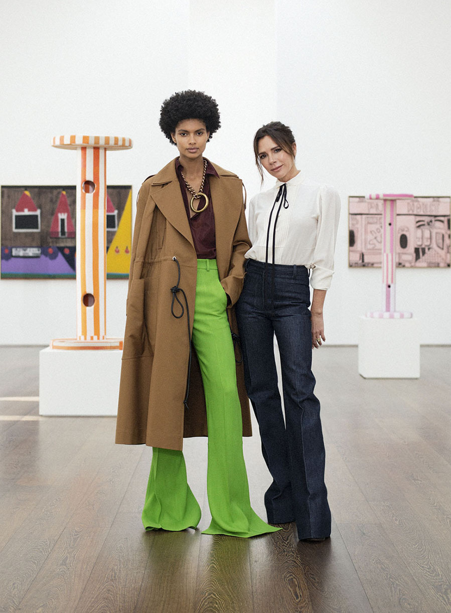 Người mẫu diện thiết kế Xuân Hè 2021 của Victoria Beckham (phải) ở phòng trưng bày tại London. Ảnh: WWD.
