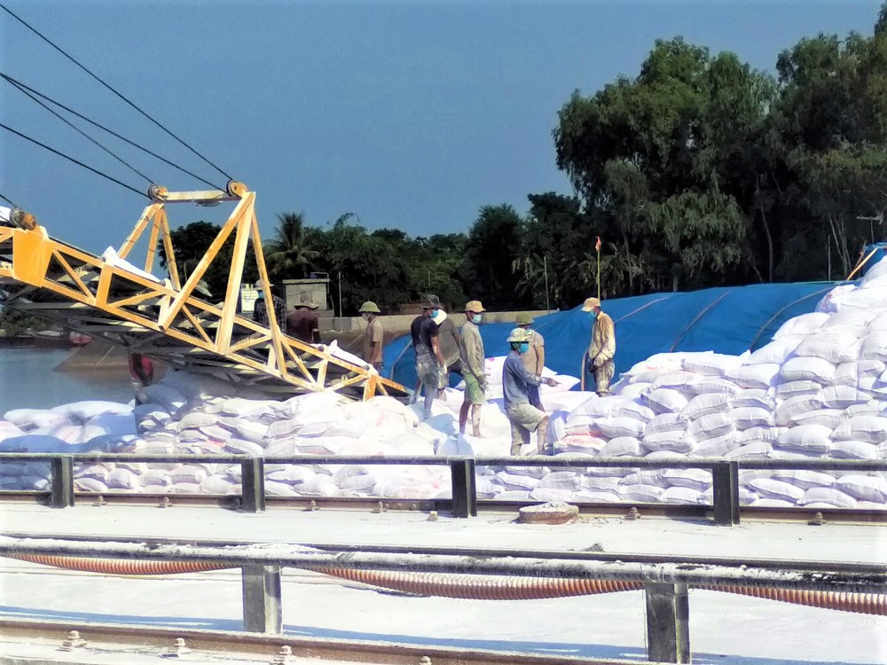Bốc xếp hàng bột sắn tại cảng của Công ty CP Thành Đạt. Ảnh: Hữu Việt