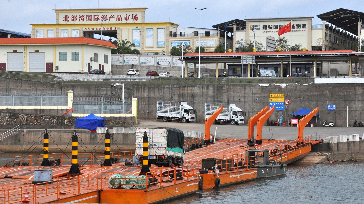 Cầu phao tạm Km 3+4 chính thức thông xe vào tháng 12/2017 trở thành điểm lưu chuyển hàng hóa giữa Móng Cái và Trung Quốc.
