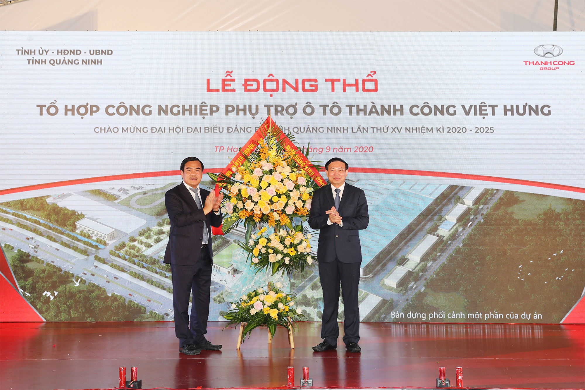 Đồng chí Nguyễn Xuân Ký, Bí thư Tỉnh ủy, Chủ tịch HĐND tỉnh tặng hoa chúc mừng Tập đoàn Thành Công