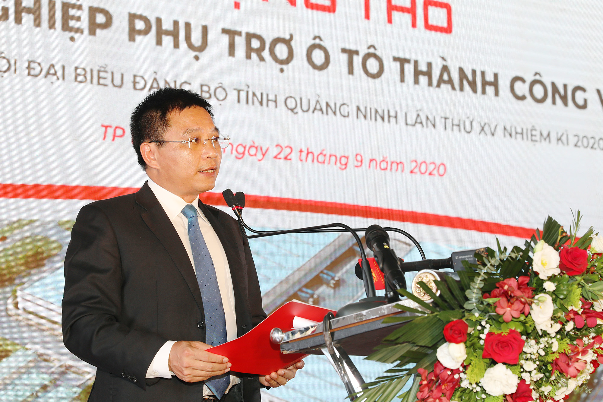 Đồng chí Nguyễn Văn Thắng, Chủ tịch UBND tỉnh phát biểu báo cáo về quá trình phối hợp, hợp tác giữa tỉnh Quảng Ninh và tập đoàn Thành Công