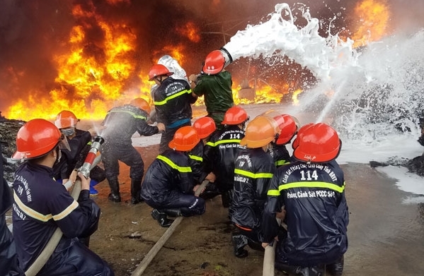 Các lực lượng tham gia chữa cháy tại Nhà máy Thông Quảng Ninh, tháng 6/2018.