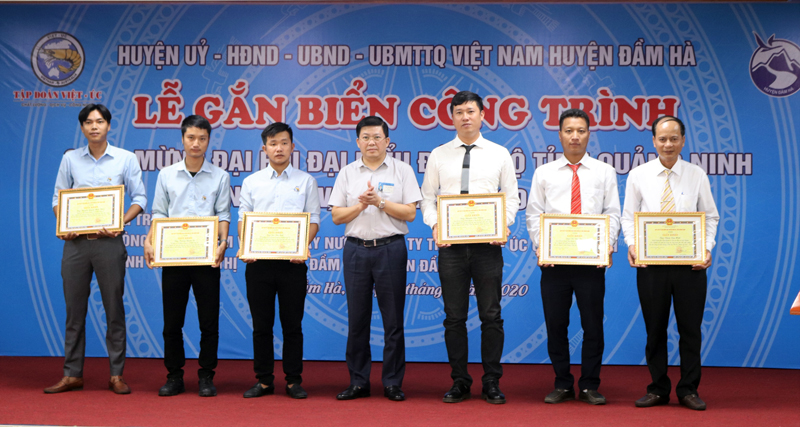 Lãnh đạo huyện Đầm Hà khen thưởng cho các tập thể, cá nhân có thành tích xuất sắc trong việc triển khai thực hiện 2 công trình chào mừng Đại hội Đại biểu Đảng bộ tỉnh lần thứ XV.