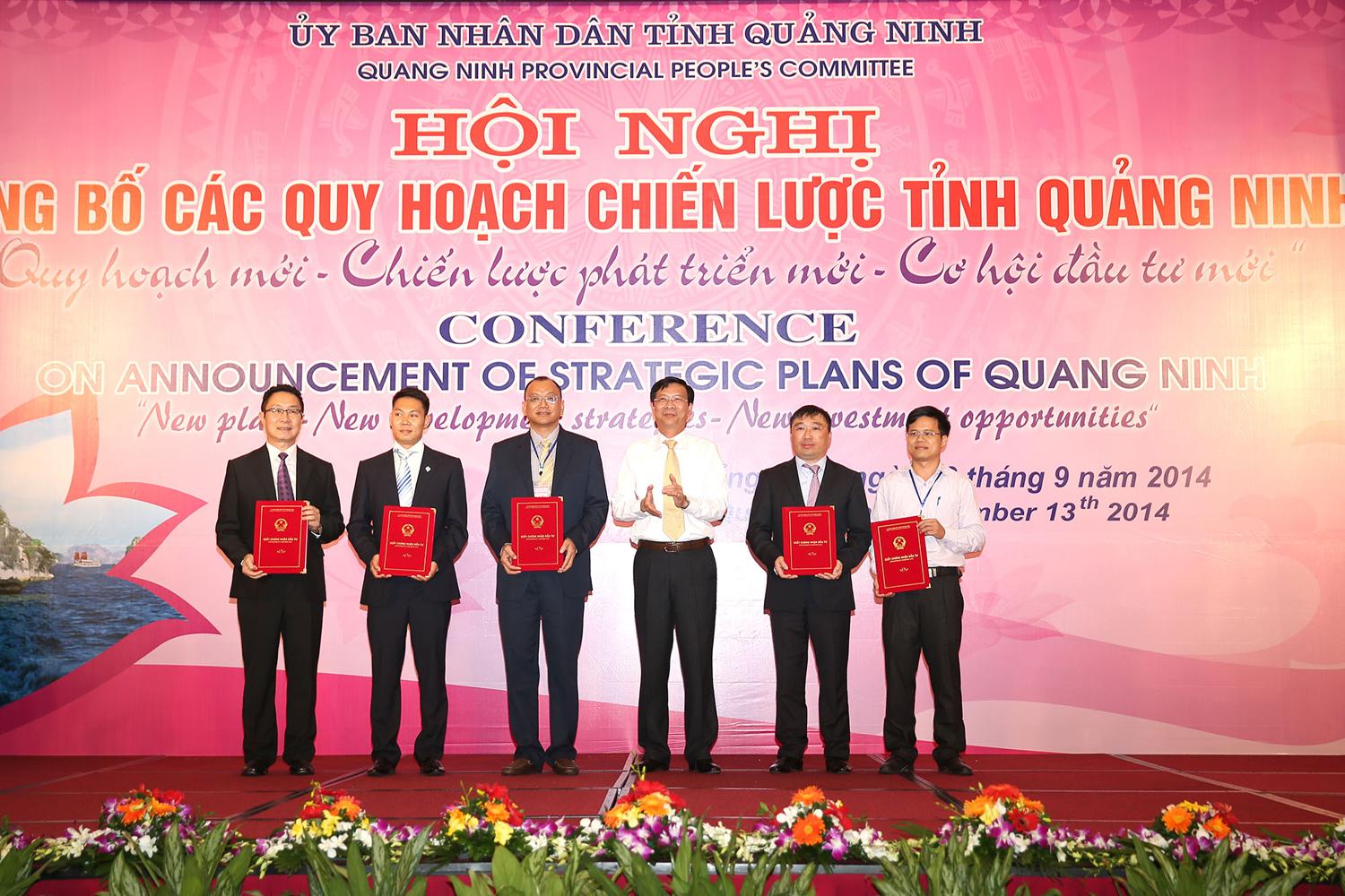 Chủ tịch UBND tỉnh Nguyễn Văn Đọc trao giấy chứng nhận đầu tư cho các nhà đầu tư tại Hội nghị Công bố các quy hoạch chiến lược tỉnh Quảng Ninh (tháng 9/2014).