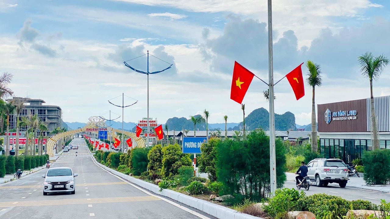 Các tuyến đường của huyện đảo Vân Đồn được treo nhiều cờ, pano chào mừng Đại hội.
