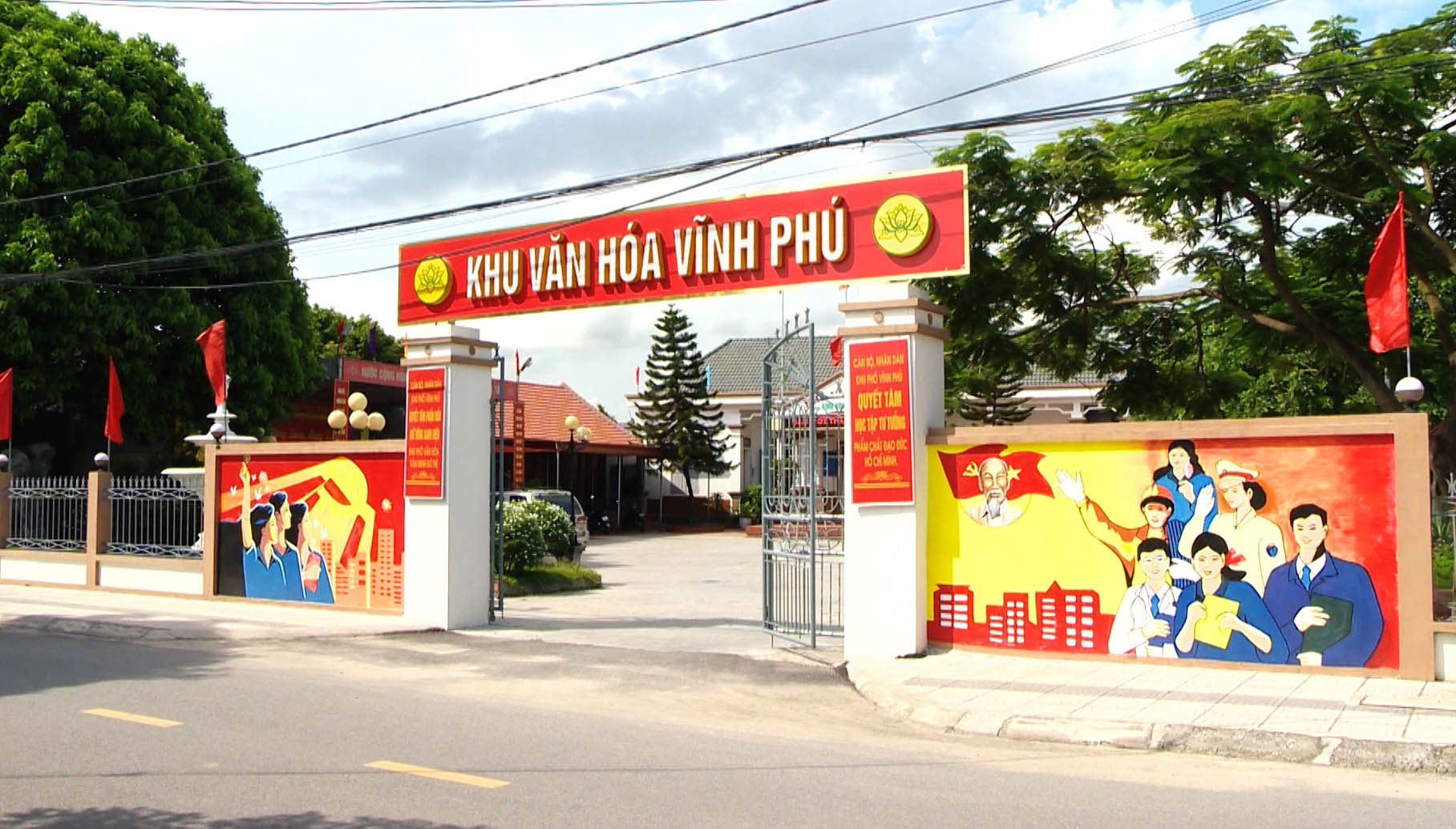 Cổng khu văn hóa Vĩnh Phú, phường Mạo Khê, TX Đông Triều được người dân trang hoàng đẹp mắt