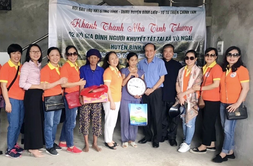 Lãnh đạo Hội Bảo trợ NKT-TMC tỉnh và huyện Bình Liêu cùng Tổ từ thiện Chính Tâm khánh thành nhà tình thương cho 2 hộ gia đình khuyết tật tại xã Vô Ngại (huyện Bình Liêu) tháng 5/2020.