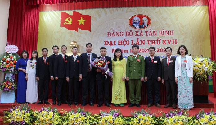 Các đồng chí lãnh đạo huyện Đầm Hà tặng hoa chúc mừng Ban Chấp hành Đảng bộ xã Tân Bình khóa mới