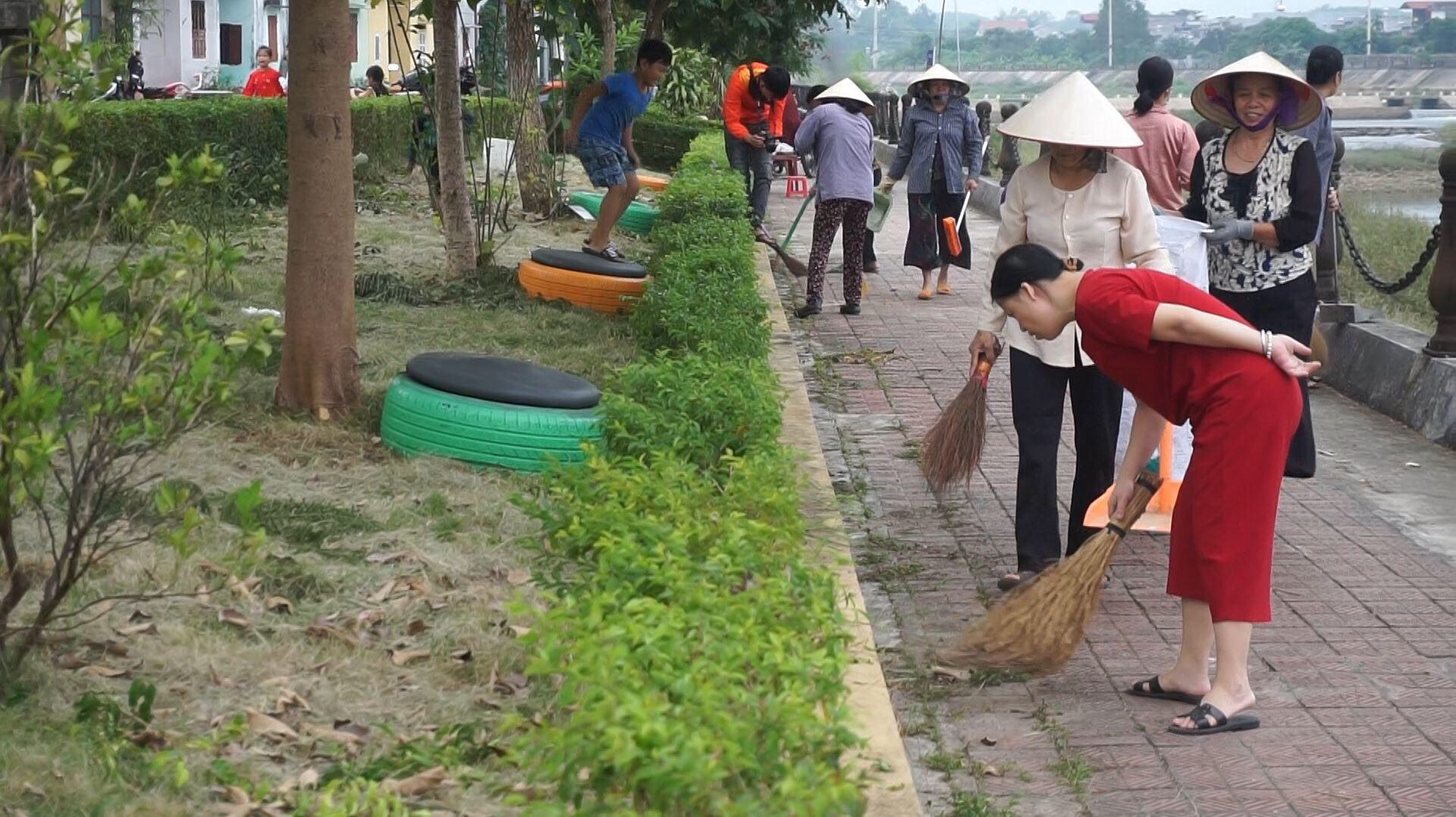 Người dân phố Chu Văn An, thị trấn Quảng Hà (Hải Hà) dọn dẹp vệ sinh khu vực đường bờ sông Hà Cối.