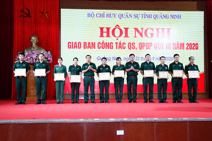 Đại tá Lê Văn Long, Chỉ huy trưởng Bộ CHQS tỉnh; Đại tá Nguyễn Quang Hiến, Chính ủy Bộ CHQS tỉnh, trao bằng khen cho Ban CHQS TP Cẩm Phả và các cá nhân tại hội nghị.