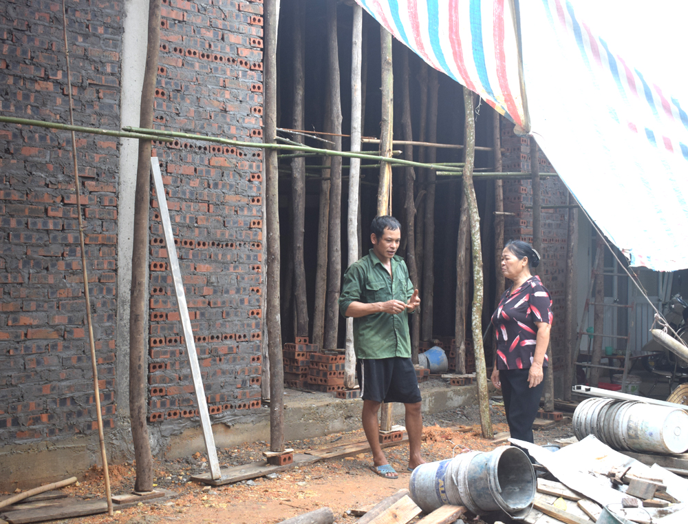Từ sự vào cuộc tích cực của bà Thuận (bên phải), gia đình anh Vũ Ngọc Hòa ở khu 3, thị trấn Ba Chẽ đã sắp có nhà mới.