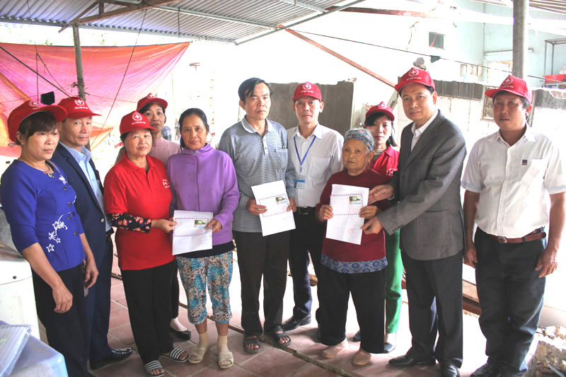 Bà Ngô Thị Thuận (thứ ba, từ bên trái) cùng lãnh đạo thị trấn Ba Chẽ trao quà cho đại diện những gia đình bị ảnh hưởng bởi lũ lụt trên địa bàn thị trấn.