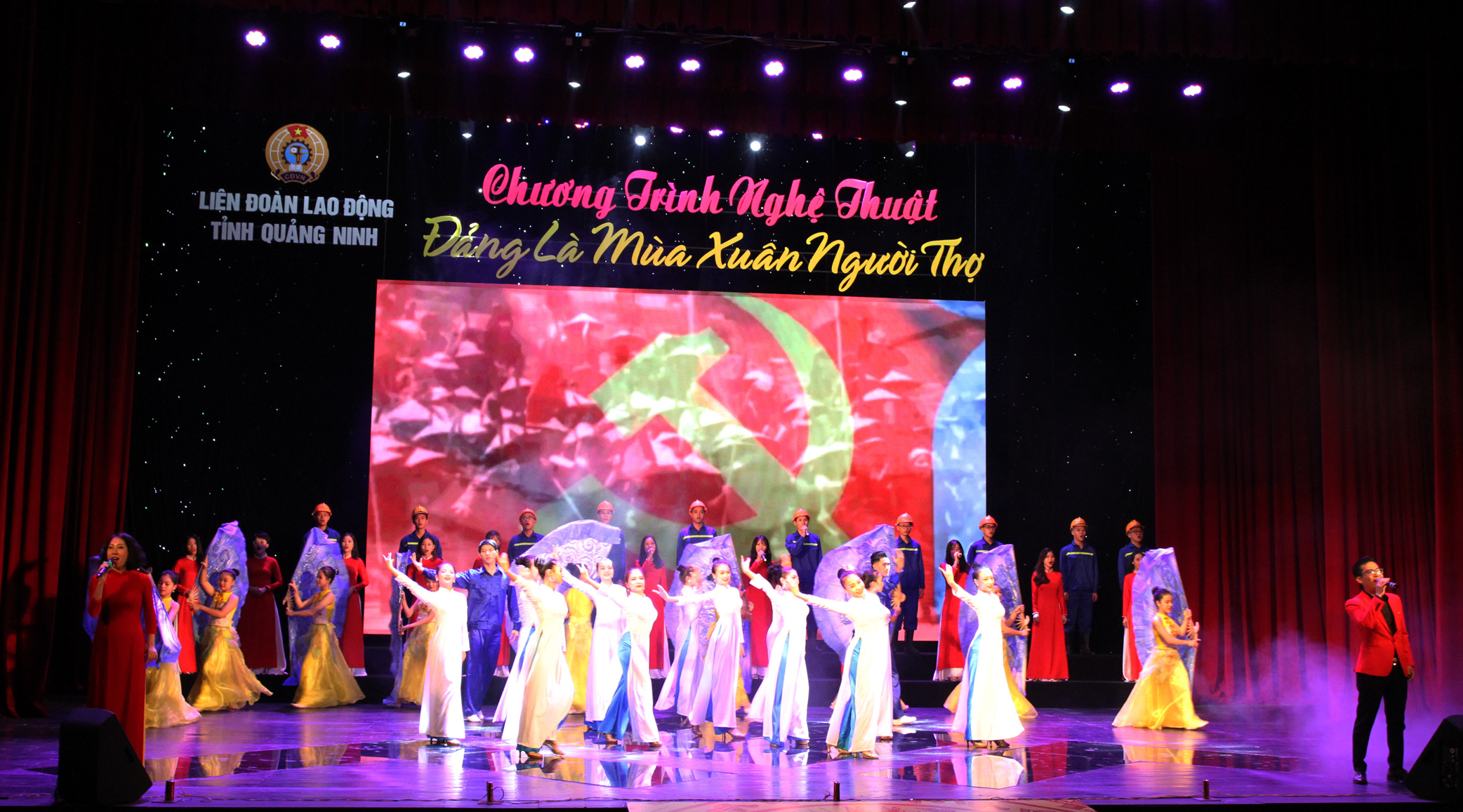 màn hát múa “Đảng là mùa xuân người thợ” sáng tác của nhạc sĩ Đỗ Hòa An do Công đoàn Viên chức tỉnh biểu diễn,