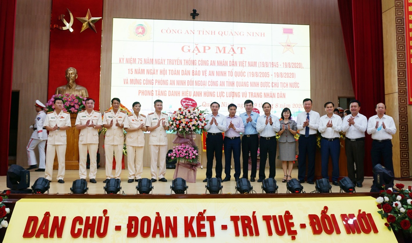 Lãnh đạo Tỉnh ủy, HĐND, UBND tỉnh Quảng Ninh tặng hoa chúc mừng Công an tỉnh nhân kỷ niệm 75 năm ngày thành lập CAND Việt Nam..