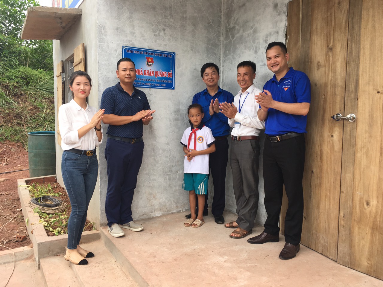 Lãnh đạo Huyện Đoàn Tiên Yên cùng đại diện đơn vị tài trợ bàn giao công trình Ngôi nhà khăn quàng đỏ cho em Chíu Tài Múi