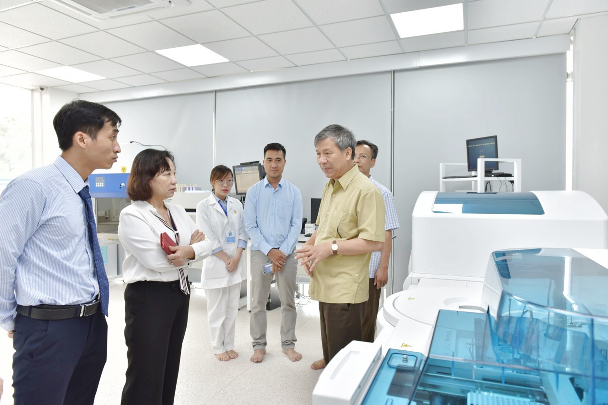 Đồng chí Vũ Thị Thu Thủy, Nguyên Phó Chủ tịch UBND tỉnh thăm Phòng khám chuyên khoa xét nghiệm Medlatec Quảng Ninh.