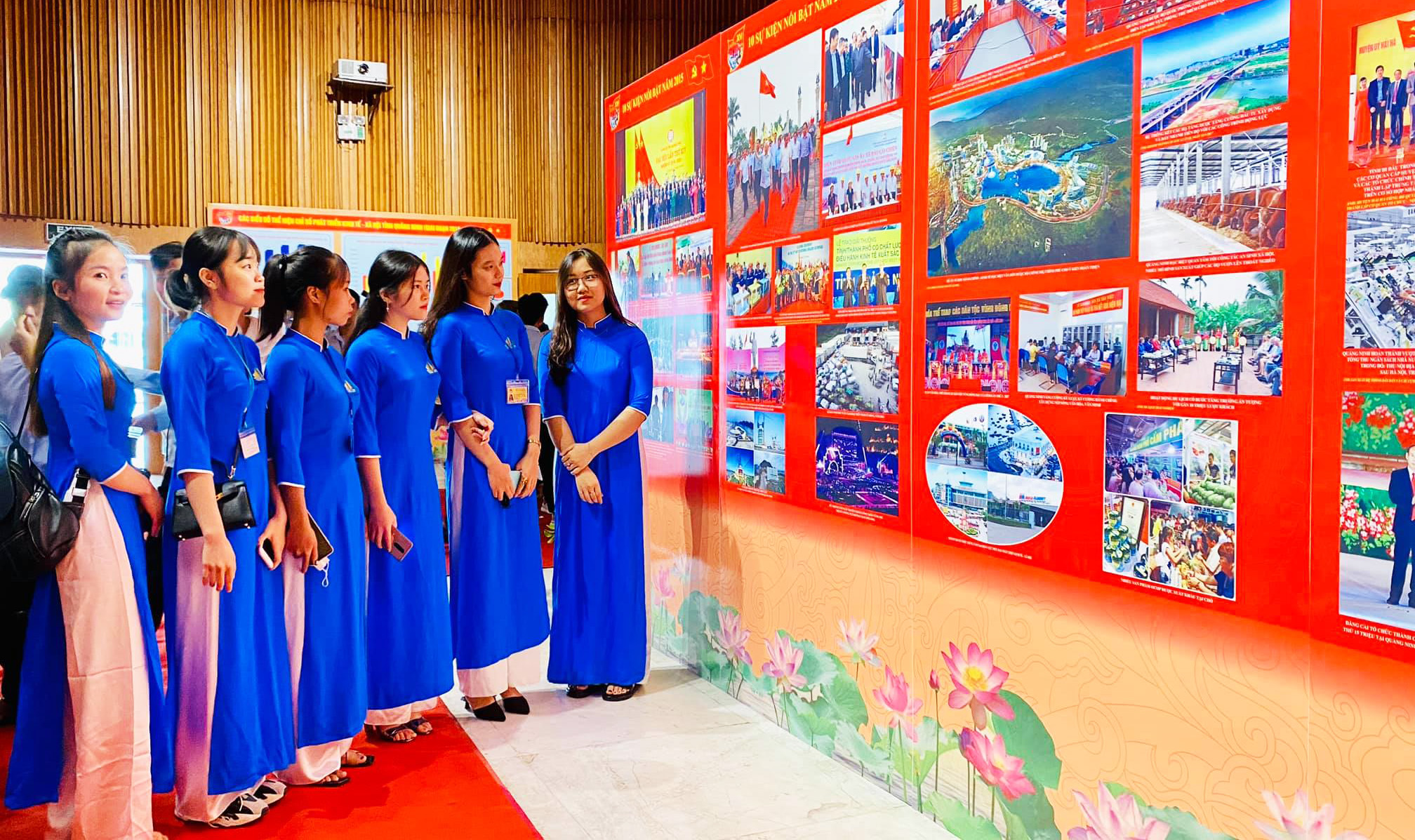 Sinh viên Trường Đại học Hạ Long thăm quan triển lãm.