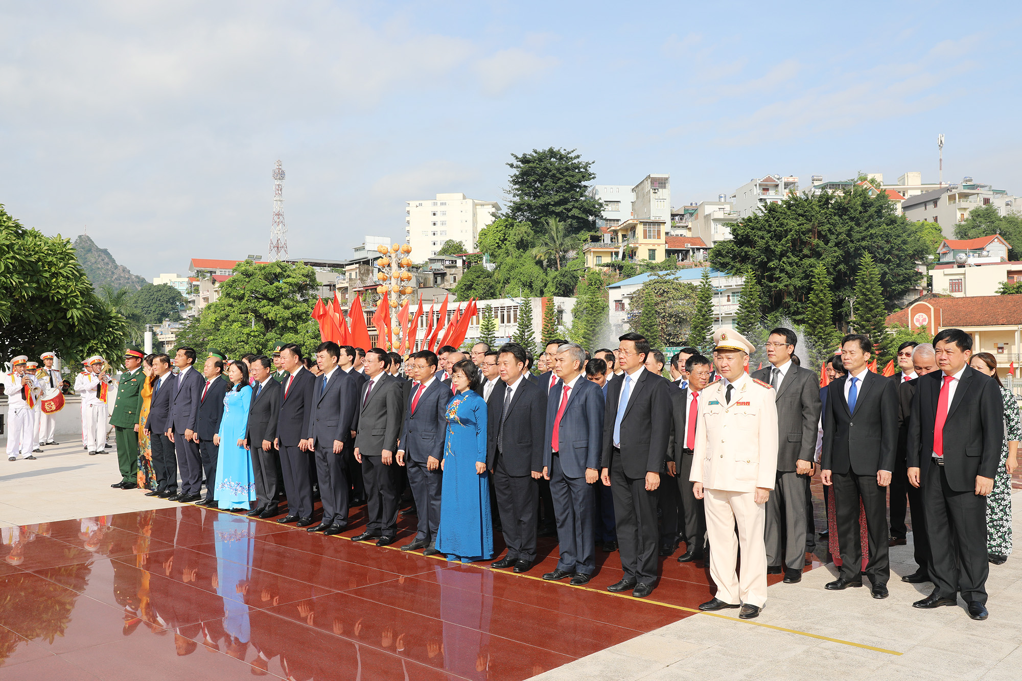 Đoàn đại biểu dự Đại hội Đại biểu Đảng bộ tỉnh lần thứ XV dâng hương tưởng niệm các anh hùng liệt sĩ