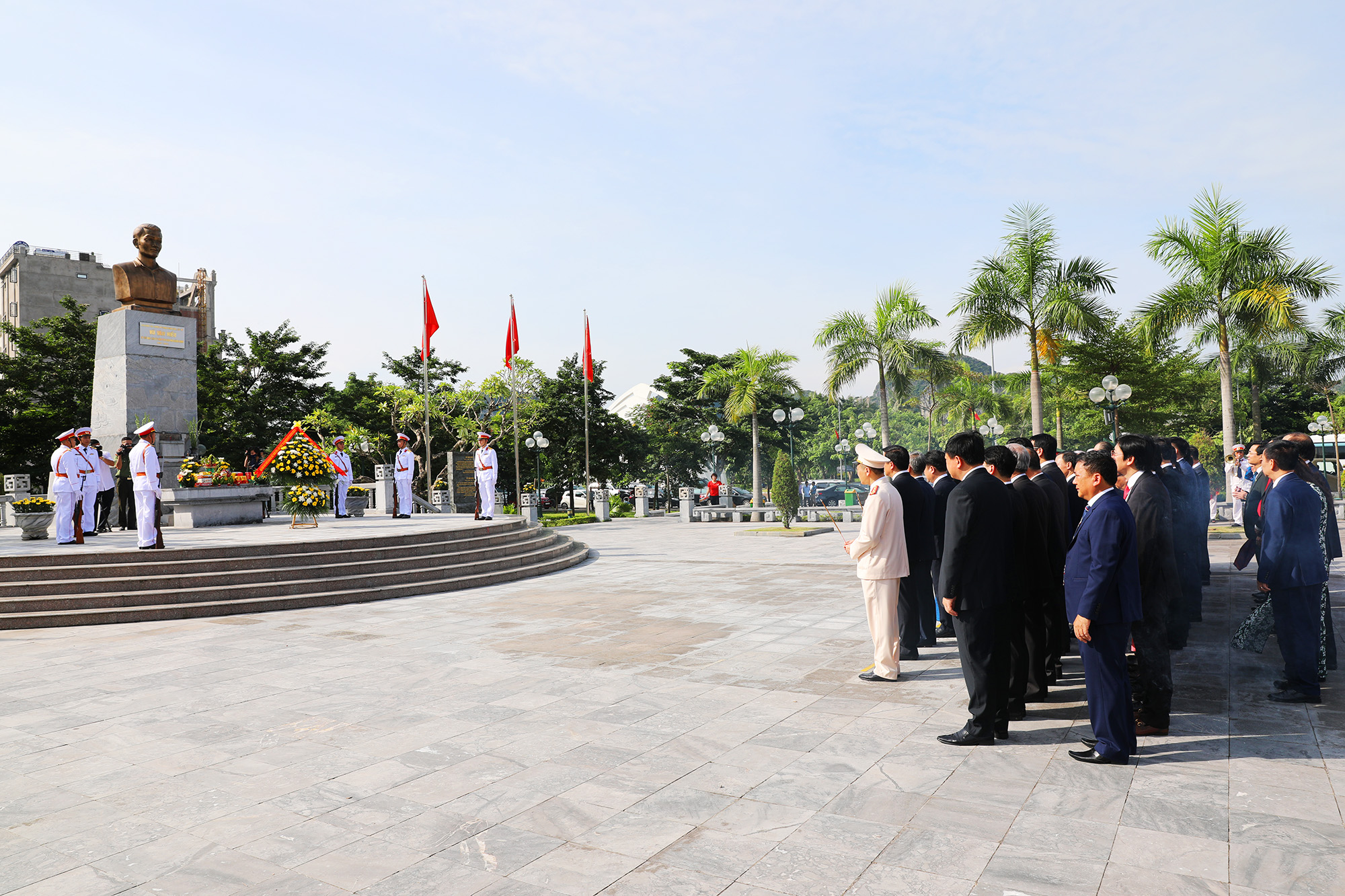 Đoàn đại biểu dự Đại hội đại biểu Đảng bộ tỉnh lần thứ XV dân hương tại Đài tưởng niệm các anh hùng liệt sĩ TP Hạ Long 