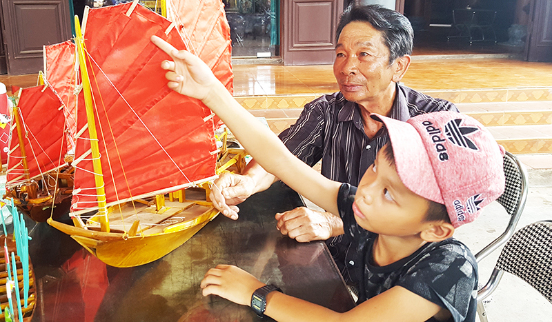 Nghệ nhân ưu tú Lê Đức Chắn, phường Phong Hải, TX Quảng Yên với mô hình thuyền buồm của mình.
