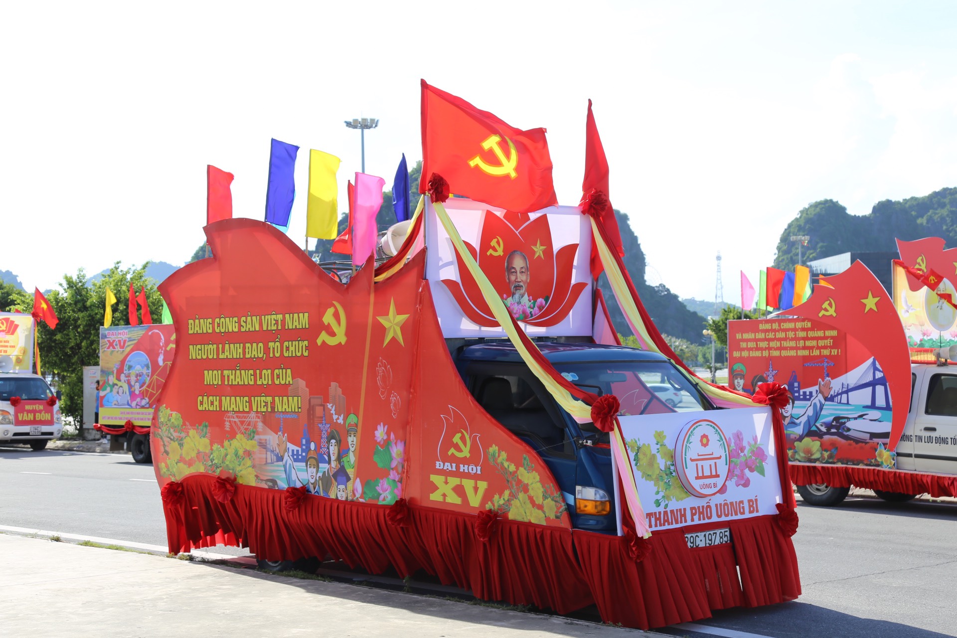 Các nội dung tuyên truyền về Đại hội Đảng bộ tỉnh được thể hiện trên xe