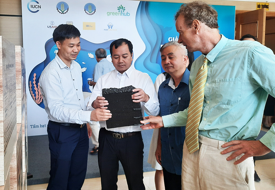 Các đại biểu thăm quan gian hàng trưng bày các sản phẩm tái chế từ rác và vật liệu mới làm hệ nổi trong NTTS. 