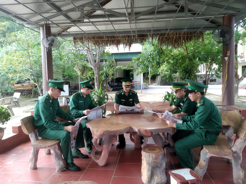 Cán bộ, chiến sỹ đơn vị tổ chức theo dõi thông tin về Đại hội qua Báo Quảng Ninh.