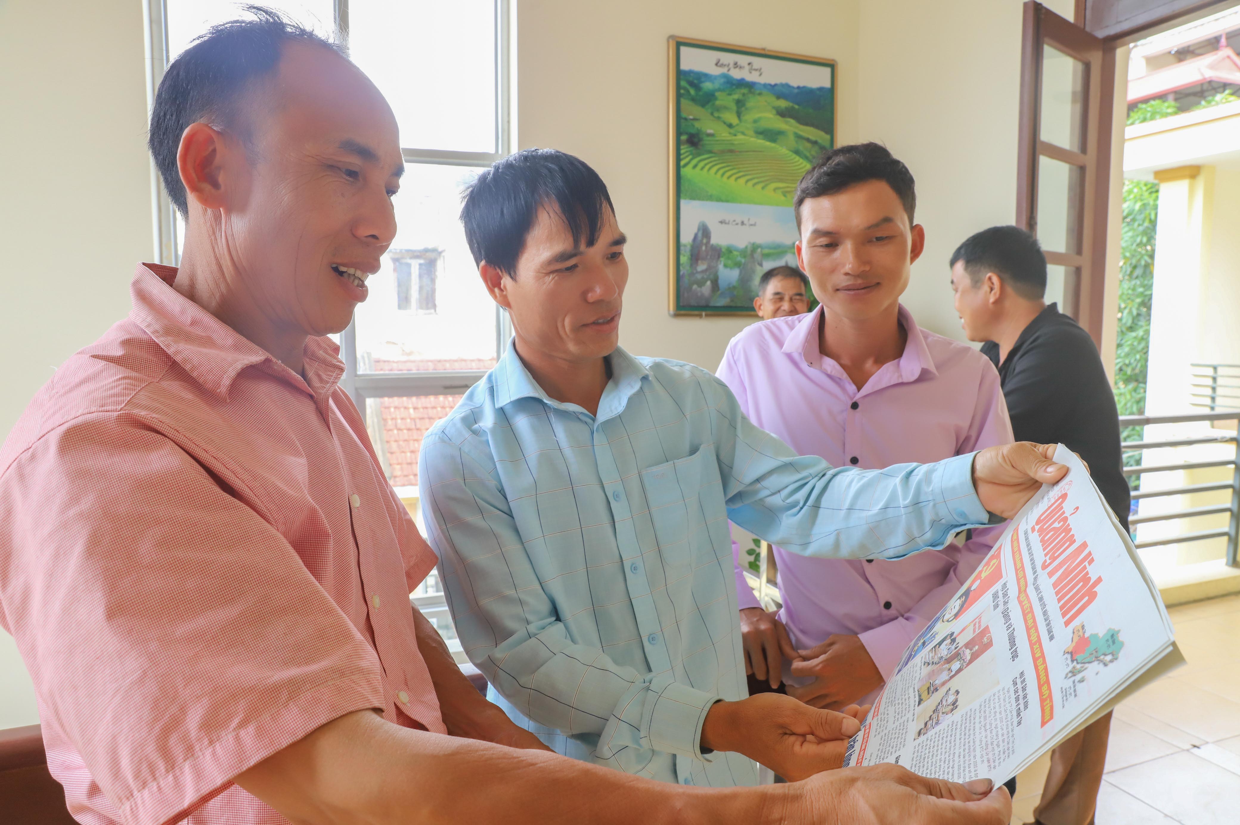 Người dân xã Húc Động theo dõi thông tin trên Báo Quảng Ninh. Ảnh: La Lành (Trung tâm TT-VH Bình Liêu)