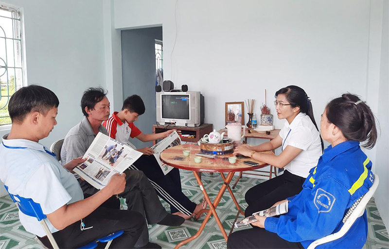 ia đình ông Nguyễn Văn Tân, khu Hiệp An 1, phường Phương Nam có người thân, hàng xóm tập trung tại căn nhà mới xây của mình để theo dõi các nội dung trong Đại hội.