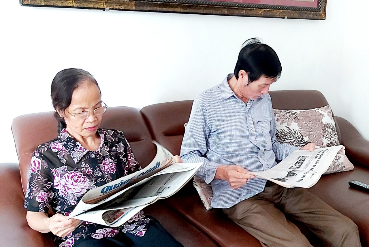 Những ngày này, rất nhiều người dân Hạ Long ngày nào cũng cập nhật tin tức về Đại hội Đảng bộ tỉnh thông qua báo chí. 