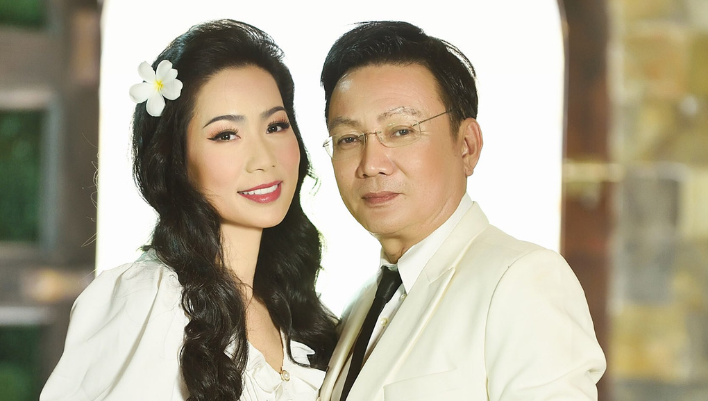 Vợ chồng Trịnh Kim Chi chụp ảnh kỷ niệm 20 năm ngày cưới. Ảnh: Thái Nhàn.