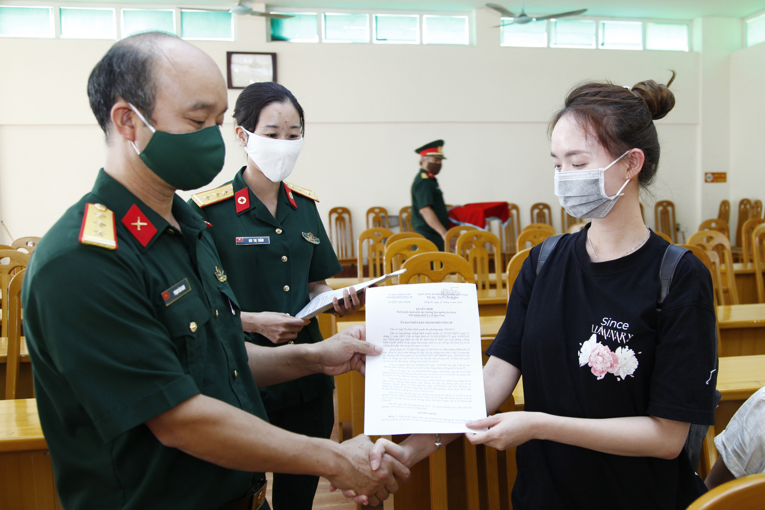 Thượng tá Phạm Văn Nam, Chính ủy Trung đoàn 244 trao giấy chứng nhận cho các công dân.