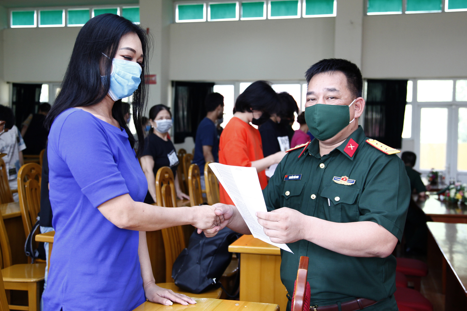 Thượng tá Nguyễn Tiến Vinh, Trung đoàn trưởng Trung đoàn 244, trao giấy chứng nhận cho các công dân.