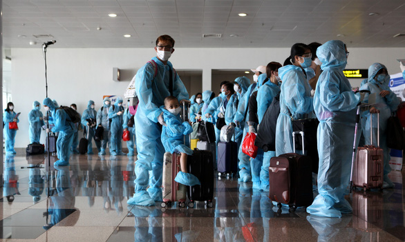 Hành khách từ Seoul, Hàn Quốc về Hà Nội làm thủ tục nhập cảnh tại sân bay Nội Bài - Ảnh: TUẤN PHÙNG