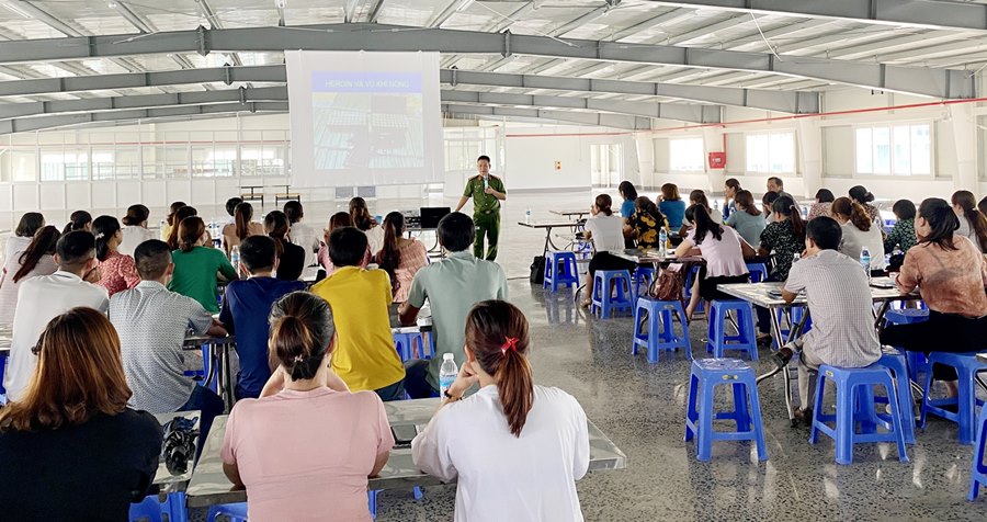 Cán bộ Phòng Cảnh sát  Ma túy (Công an tỉnh) tuyên truyền về công tác tội phạm, ma túy, mại dâm vi phạm pháp luật cho CNLĐ tại KCN Việt Hưng (TP Hạ Long). 