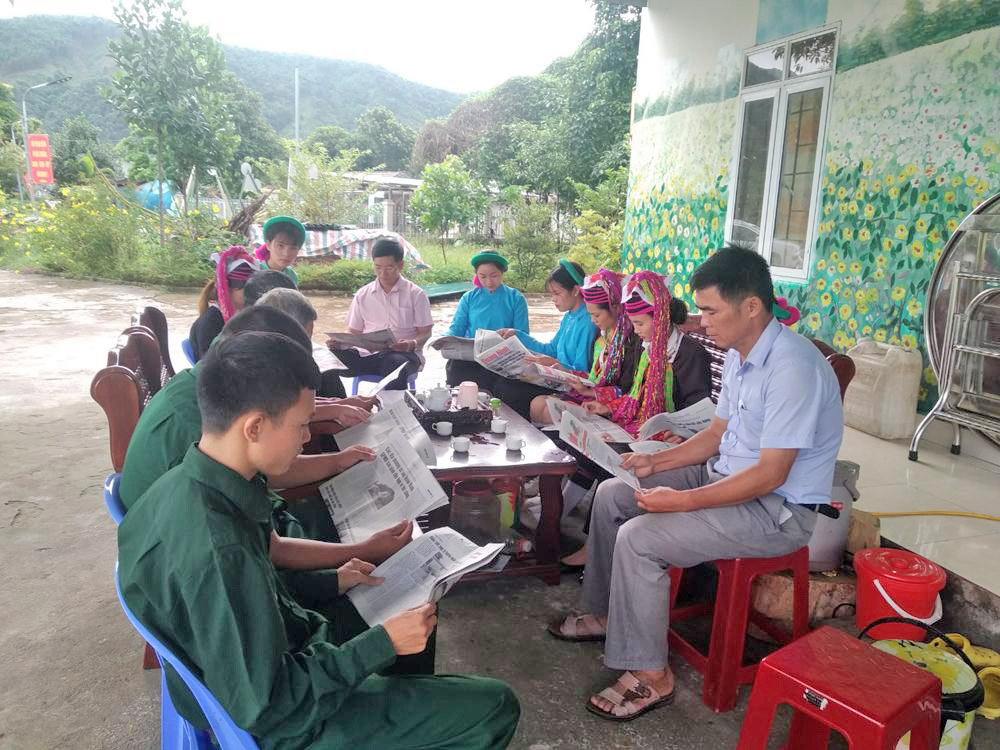 Người dân xóm Họ Đặng và các chiến sĩ Đồn biên phòng Pò Hèn, xã Hải Sơn, TP Móng Cái, theo dõi thông tin Đại hội qua Báo Quảng Ninh.