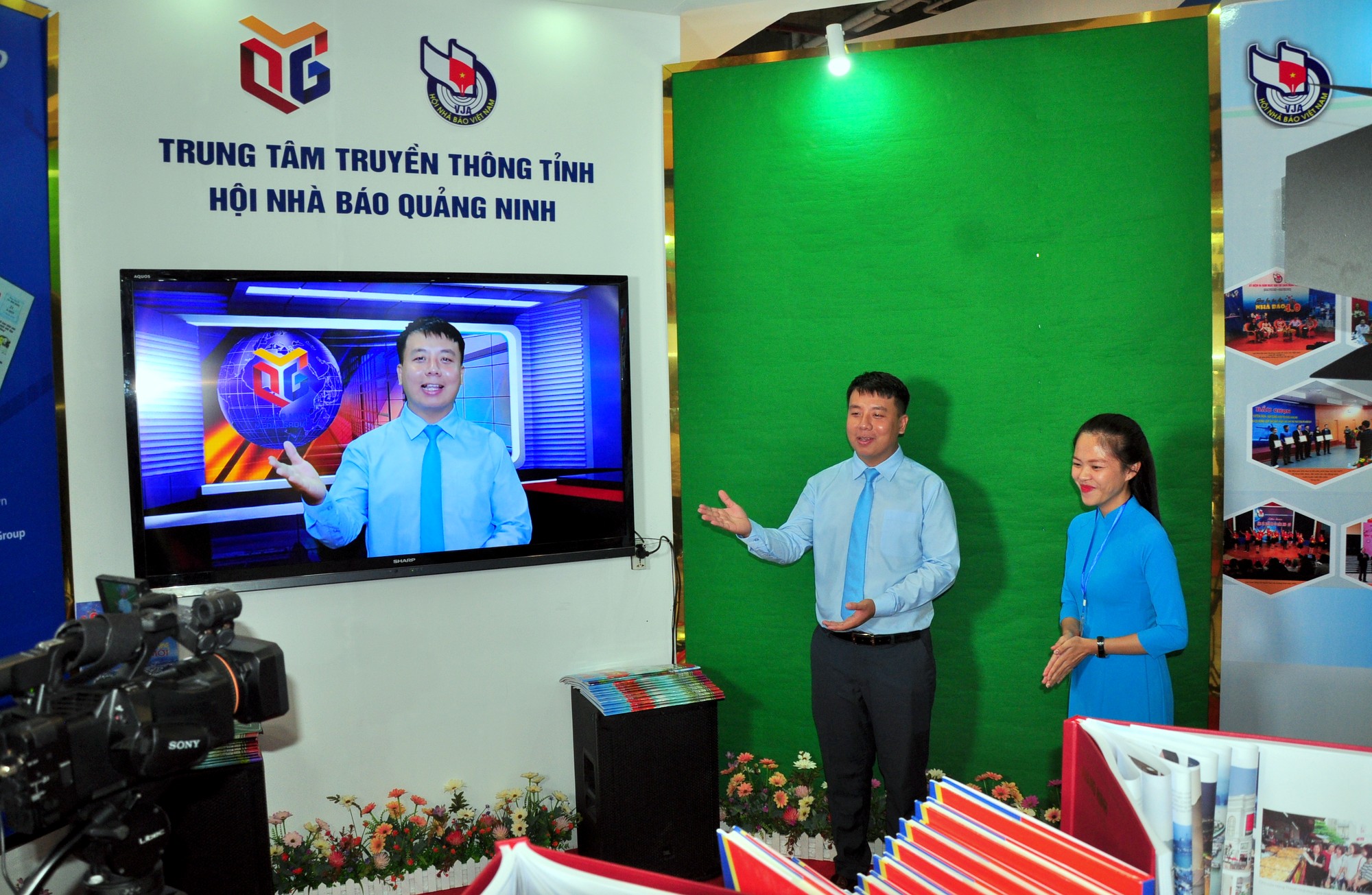 Gian trưng bày của Trung tâm Truyền thông và Hội Nhà báo tỉnh Quảng Ninh cho phép du khách trải nghiệm công nghệ trường quay ảo.
