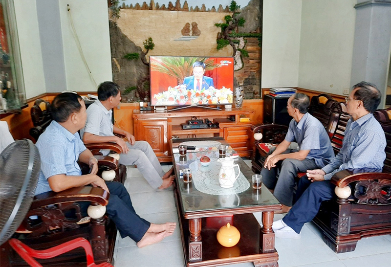 Cán bộ, nhân dân khu Vĩnh Phú, phường Mạo Khê heo dõi trực tiếp Đại hội Đảng bộ tỉnh lần thứ XV trên tivi.