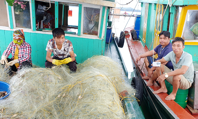 Ngư dân huyện đảo Cô Tô vừa lao động sản xuất, vừa nghe radio theo dõi buổi phát thanh trực tiếp phiên Khai mạc Đại hội.
