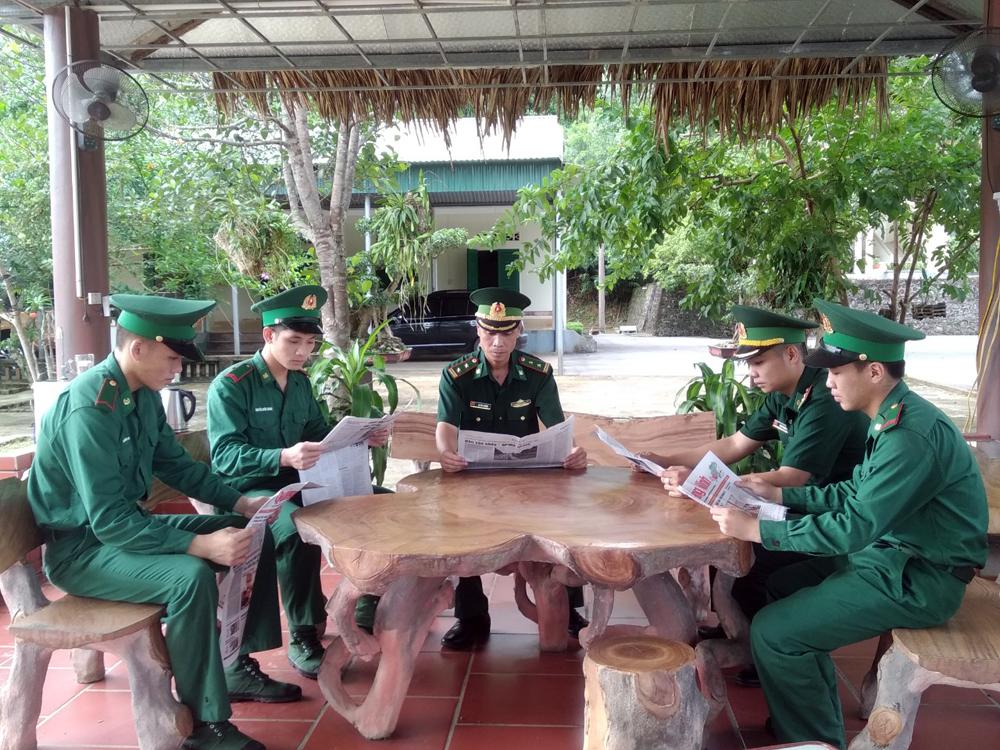Ở nơi vùng biên của tổ quốc, các chiến sĩ đồn biên phòng Pò Hèn vừa làm nhiệm vụ, vừa tranh thủ theo dõi thông tin về Đại hội qua báo chí.
