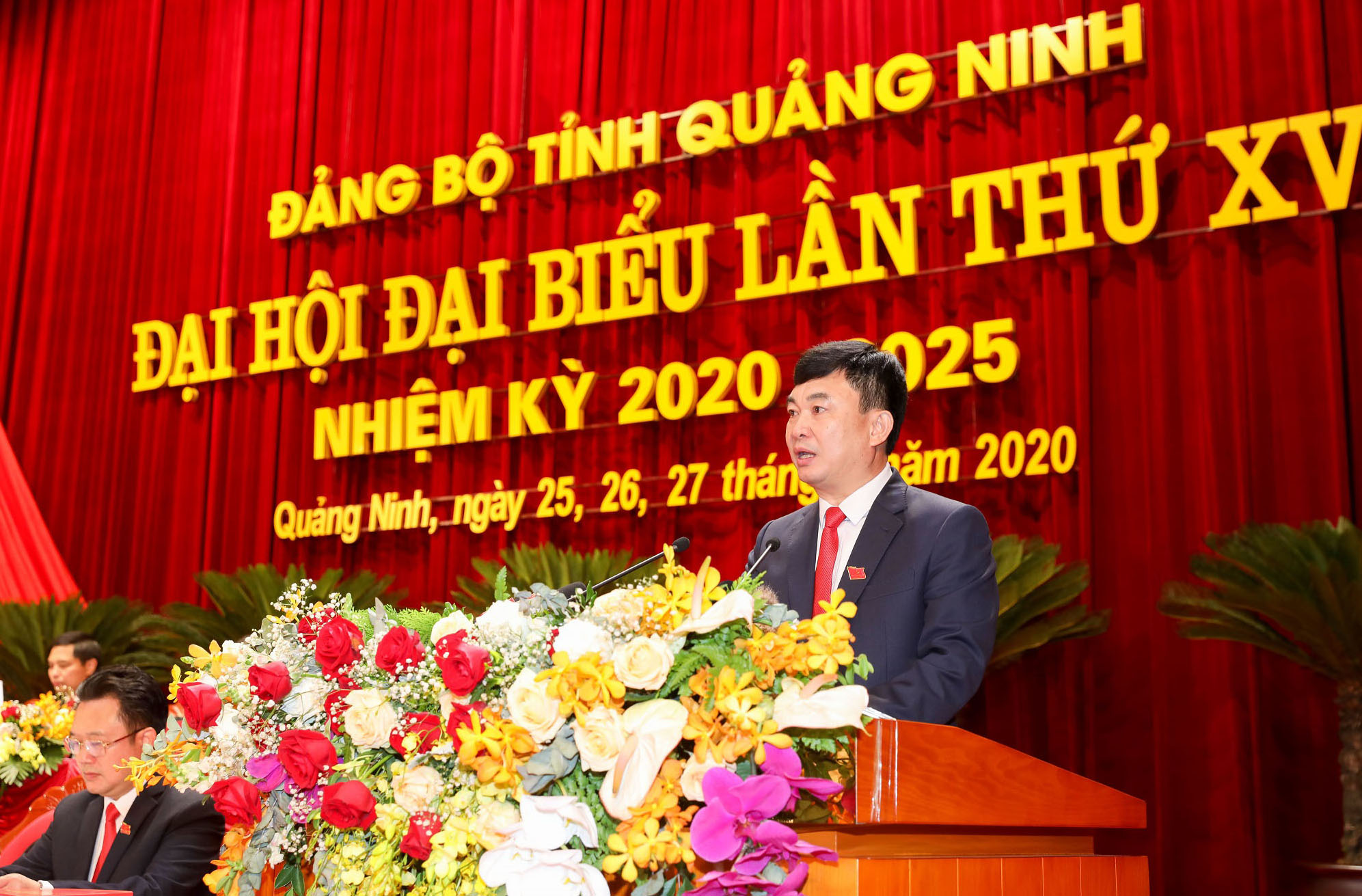 Đồng chí Ngô Hoàng Ngân, Phó Bí thư Thường trực Tỉnh ủy khoá XIV, trình bày dự thảo Báo cáo kiểm điểm sự lãnh đạo, chỉ đạo của Ban Chấp hành Đảng bộ tỉnh khóa XIV, nhiệm kỳ 2015-2020.